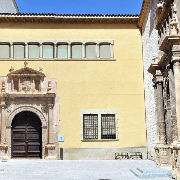Tortosa.- Col·legi de Sant Jordi i Sant Domènec, S.XVI d’origen dominicà. Va ser destruït pels bombardejos de la guerra civil i només es salvà la portalada (7/2012