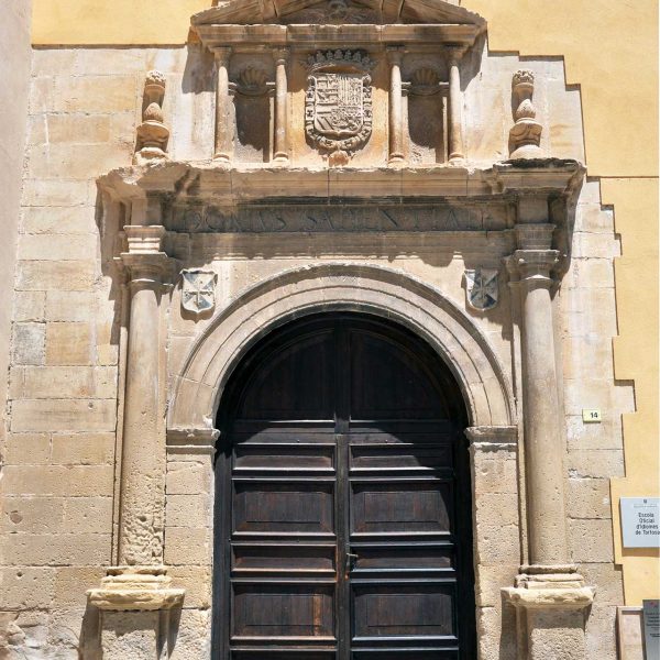 Tortosa.- Col·legi de Sant Jordi i Sant Domènec, S.XVI – De l’edifici original només es conserva la portalada renaixentista del 1578. En el cos superior figura l’escut imperial (7/2012)