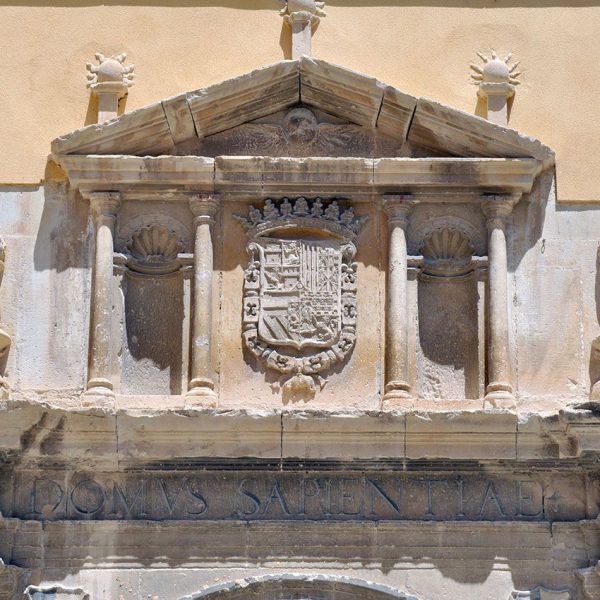 Tortosa.- Col·legi de Sant Jordi i Sant Domènec, S.XVI – De l’edifici original només es conserva la portalada renaixentista del 1578. En el cos superior figura l’escut imperial (7/2012)