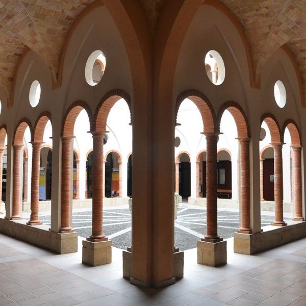 Tortosa.- Col·legi de Sant Jordi i Sant Domènec, S.XVI – Recreació de l’antic claustre dominic destruït per la guerra que acull en les seves sales l’Escola Oficial d’Idiomes (6/2012)