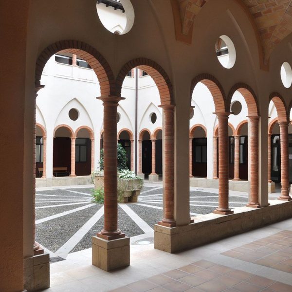 Tortosa.- Col·legi de Sant Jordi i Sant Domènec, S.XVI – Recreació de l’antic claustre dominic destruït per la guerra que acull en les seves sales l’Escola Oficial d’Idiomes (6/2012)