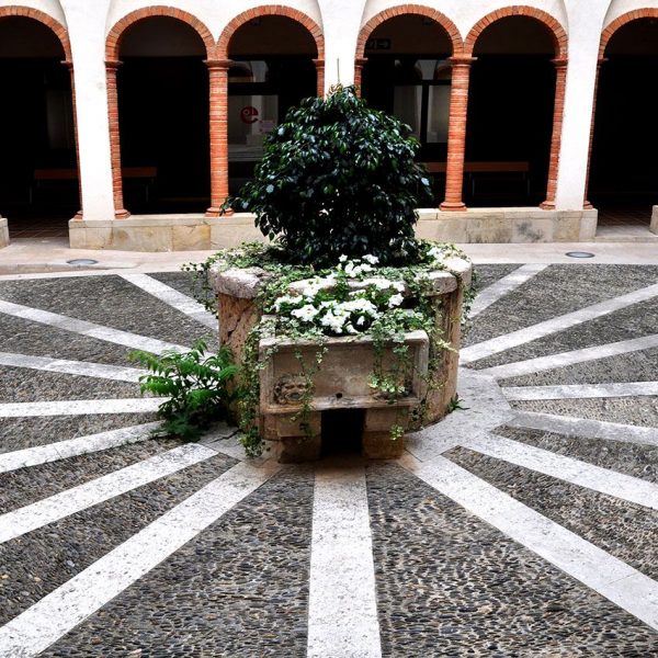 Tortosa.- Col·legi de Sant Jordi i Sant Domènec, S.XVI – Pati del claustre amb un pou central (6/2012