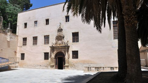 Tortosa.- Col·legi Sant Lluis (Antic S. Jaume i S. Maties) fundat per l'Emperador Carles V el 1544. Hi destaca la portalada amb un entaulament de tres registres (7/2012)