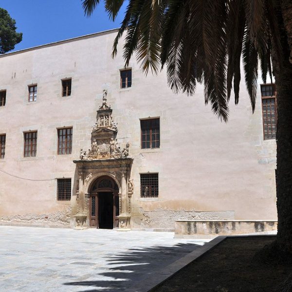Tortosa.- Col·legi Sant Lluis (Antic S. Jaume i S. Maties) fundat per l'Emperador Carles V el 1544. Hi destaca la portalada amb un entaulament de tres registres (7/2012)