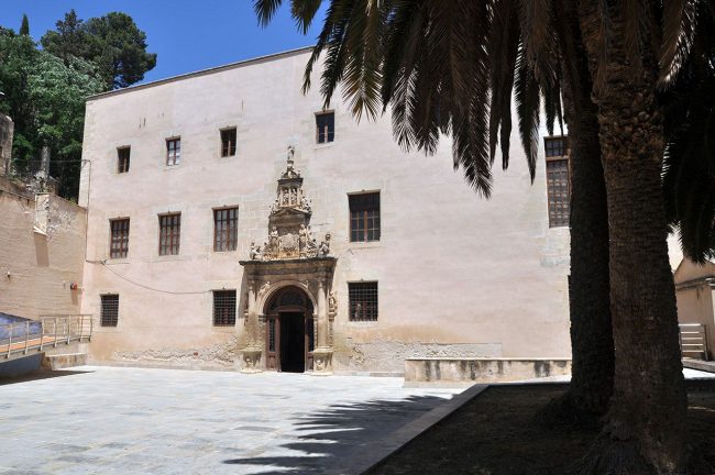Tortosa.- Col·legi Sant Lluis (Antic S. Jaume i S. Maties) fundat per l'Emperador Carles V el 1544. Hi destaca la portalada amb un entaulament de tres registres (7/2012)