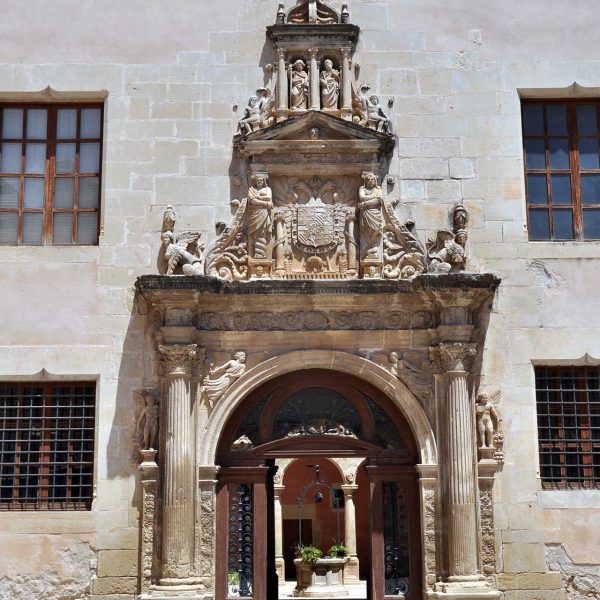 Tortosa.- Col·legi Sant Lluis fundat per l’Emperador Carles V – Destaca la portalada amb columnes de capitells corintis, escultures i l’escut imperial (7/2012)