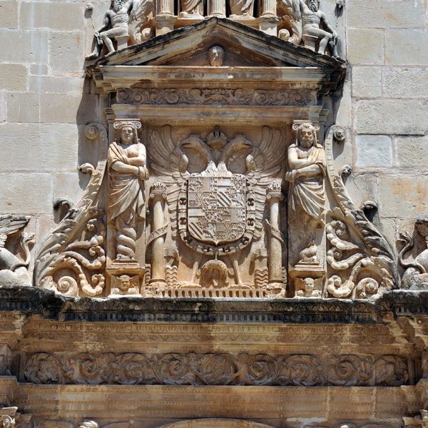 Tortosa.- Col·legi Sant Lluis fundat per l’Emperador Carles V – Detall del cos mitjà de la portalada on figura l’escut imperial de Carles V entre varies figures (7/2012)