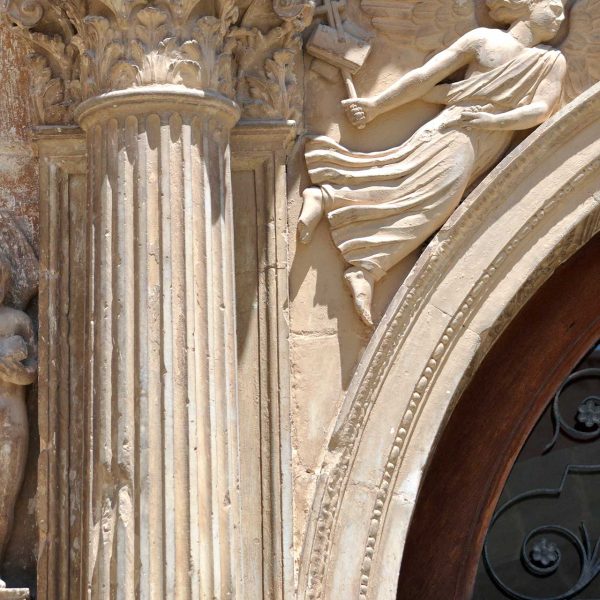 Tortosa.- Col·legi Sant Lluis fundat per l’Emperador Carles V – Detall de la portalada flanquejada per columnes amb capitells corintis i escultures (7/2012)
