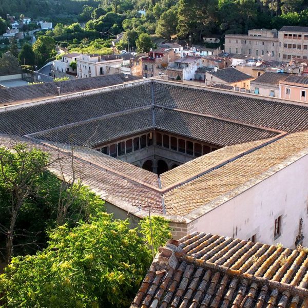 Tortosa.- Col·legi Sant Lluis fundat per l'Emperador Carles V el 1544 - Vista superior de les cobertes i pati de planta quadrada (6/2021)