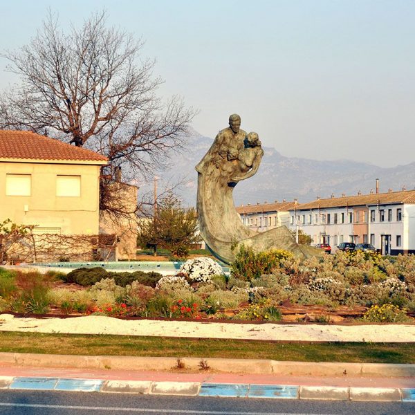 Tortosa.- Monument a la Família de Joan Escudé inaugurat l’any 1996. Es una escultura de bronze en que dins una ona apareix un matrimoni amb tres fills (3/2012)