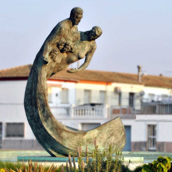 Tortosa.- Monument a la Família de Joan Escudé inaugurat l’any 1996. Es una escultura de bronze en que dins una ona apareix un matrimoni amb tres fills (3/2012)