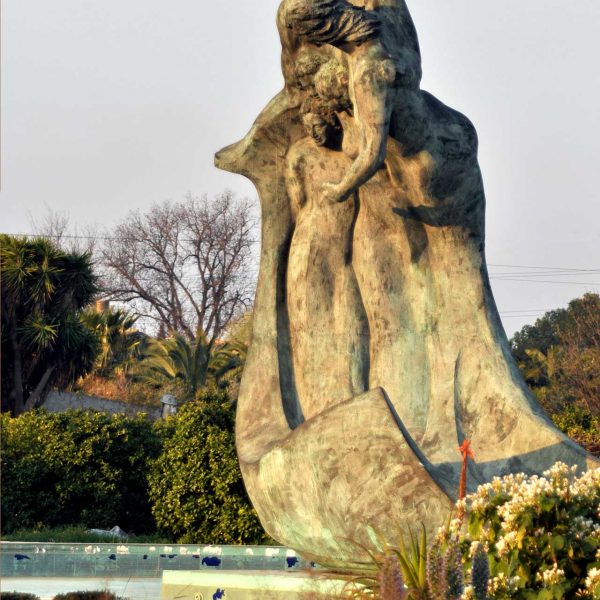 Tortosa.- Monument a la Família de Joan Escudé inaugurat l’any 1996. Es una escultura de bronze en que dins una ona apareix un matrimoni amb tres fills (3/2012)