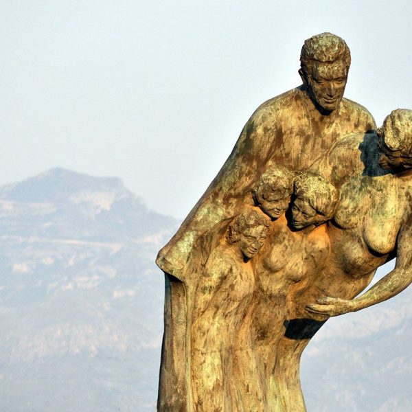 Tortosa.- Monument a la Família de Joan Escudé inaugurat l’any 1996. Es una escultura de bronze en que dins una ona apareix un matrimoni amb tres fills (3/2012)