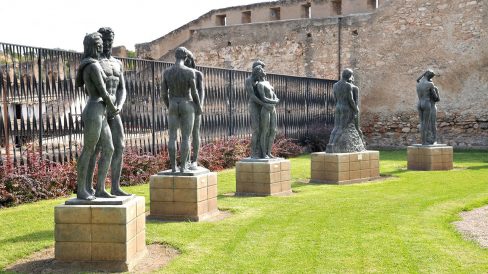 Tortosa.- Museu d’obres de l’escultor Santiago de Santiago composta de 91 obres en 23 grups escultòrics que tracten el tema “L’Home, la seva motivació i el seu destí (7/2012)