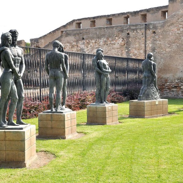 Tortosa.- Museu d’obres de l’escultor Santiago de Santiago composta de 91 obres en 23 grups escultòrics que tracten el tema “L’Home, la seva motivació i el seu destí (7/2012)