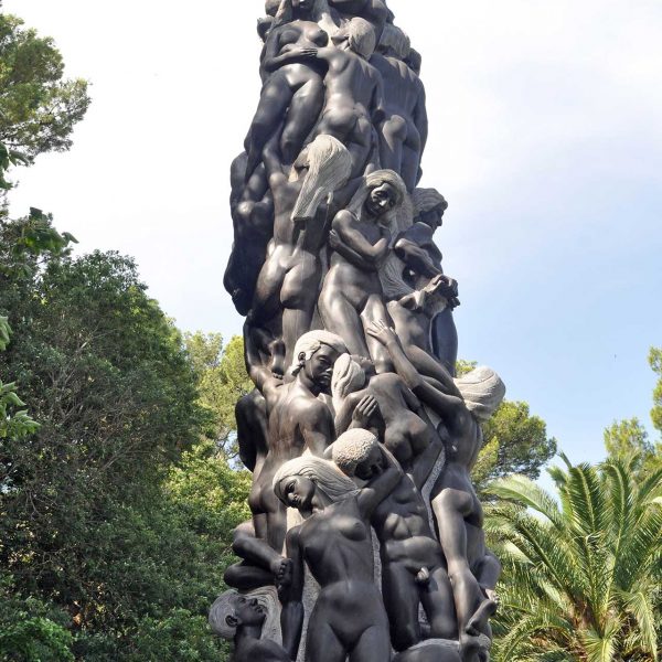 Tortosa.- Museu d’obres de l’escultor Santiago de Santiago – “La Lluita de la Humanitat”, monòlit de 7’5 Mts. i 40 imatges que mostren la passions de la humanitat (7/2012)