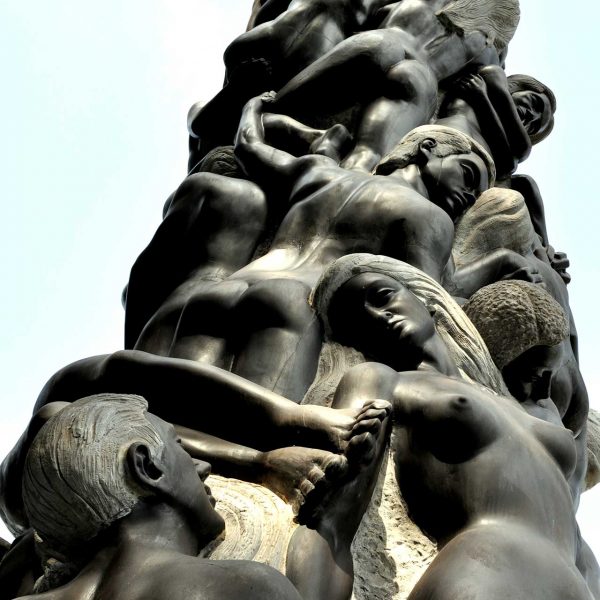 Tortosa.- Museu d’obres de l’escultor Santiago de Santiago – “La Lluita de la Humanitat”, monòlit de 7’5 Mts. i 40 imatges que mostren la passions de la humanitat (7/2012)