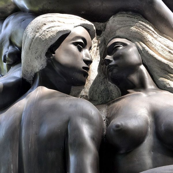 Tortosa.- Museu d’obres de l’escultor Santiago de Santiago – Detall d’una escena del monòlit “La Lluita de la Humanitat” feta amb marbre negre de Calatorao (7/2012)