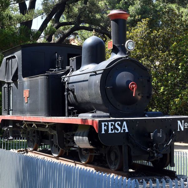 Tortosa.- Monument a la locomotora 220T FESA 1 del carrilet de la Cava inaugurat l’any 1926 en el tram Tortosa-Amposta i el 1927 es perllongà fins a La Cava (7/2022