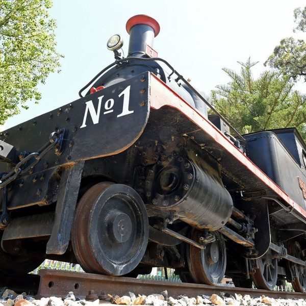 Tortosa.- Monument a la locomotora 220T FESA 1 del carrilet de la Cava inaugurat l’any 1926 en el tram Tortosa-Amposta i el 1927 es perllongà fins a La Cava (7/2022