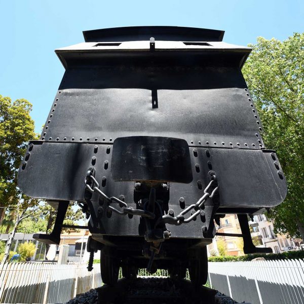 Tortosa.- Locomotora 220T FESA 1 de la línia Tortosa a La Cava inaugurada l’any 1926 – Vista posterior on s’aprecia l’estreta via mètrica (un metre) (7/2022)