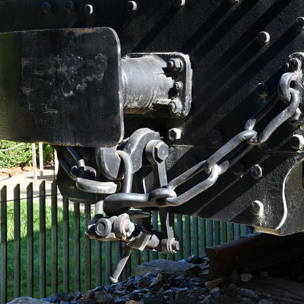 Tortosa.- Locomotora 220T FESA 1 de la línia Tortosa a La Cava inaugurada l’any 1926 – Vista posterior amb el topall i cadenes de seguretat (7/2022)
