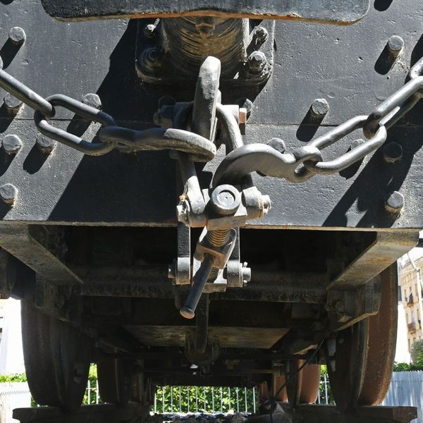 Tortosa.- Locomotora 220T FESA 1 de la línia Tortosa a La Cava inaugurada l’any 1926 – Vista posterior on s’aprecia l’estreta via mètrica (un metre) (7/2022)