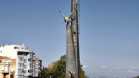 Tortosa.- Monument a la Batalla de l’Ebre aixecat al pilar central del que havia estat Pont de la Cinta volat pels republicans (11/2010)