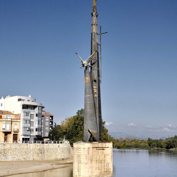 Tortosa.- Monument a la Batalla de l’Ebre aixecat al pilar central del que havia estat Pont de la Cinta volat pels republicans (11/2010)