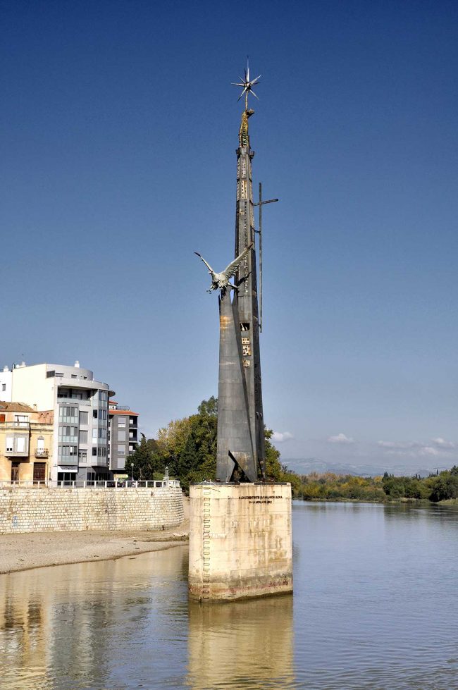 Tortosa.- Monument a la Batalla de l’Ebre aixecat al pilar central del que havia estat Pont de la Cinta volat pels republicans (11/2010)
