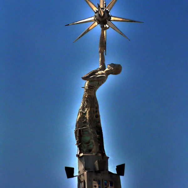 Tortosa.-Monument a la Batalla de l’Ebre – Punta de 26 Mts. coronada per un soldat que posa un astre a l’esfera celeste o bé el soldat està guiat per l’astre volent tocar-lo (7/2012)
