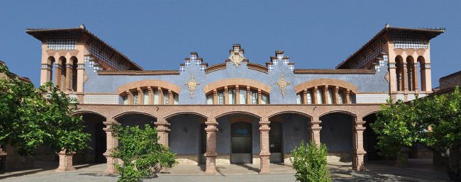Tortosa.- Museu de Tortosa instal·lat a l’antic escorxador modernista. Té com objectiu donar a conèixer la col·lecció municipal i conservar i difondre el patrimoni cultural (7/2012)