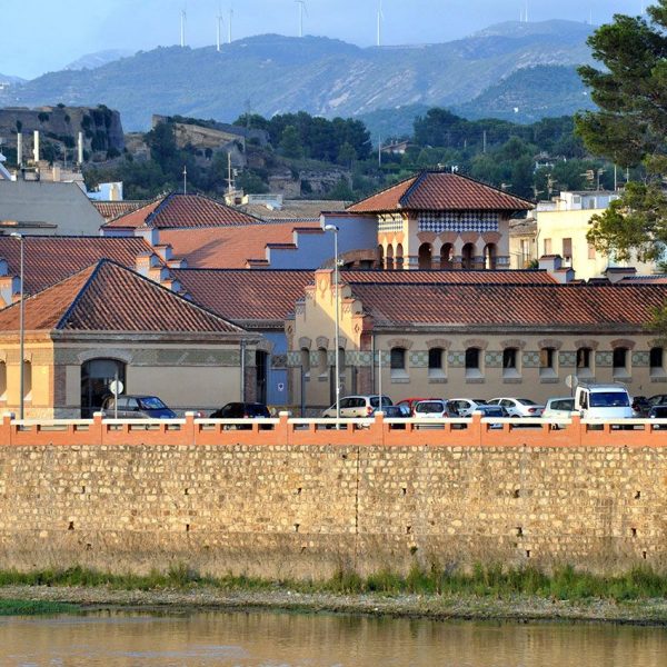 Tortosa.- Museu de Tortosa instal·lat a l’antic escorxador format per un conjunt de diversos pavellons d’estil modernista en uns terrenys guanyats a l’Ebre (7/2012