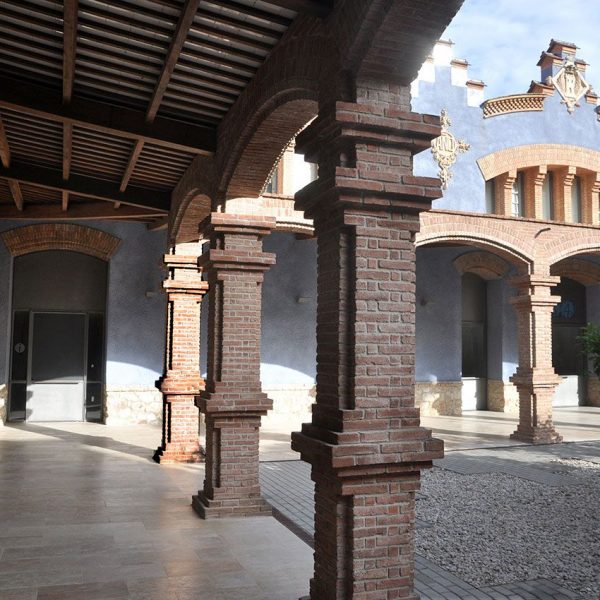 Tortosa.- Museu de Tortosa instal·lat a l’edifici principal de l’antic escorxador unit a dos pavellons laterals formant un pati central porxat en forma d’ U (7/2012