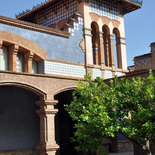 Tortosa.- Museu de Tortosa instal·lat a l’antic escorxador – Torre rectangular d’un extrem de l’edifici principal cobert amb teulada a quatre vessants (7/2012