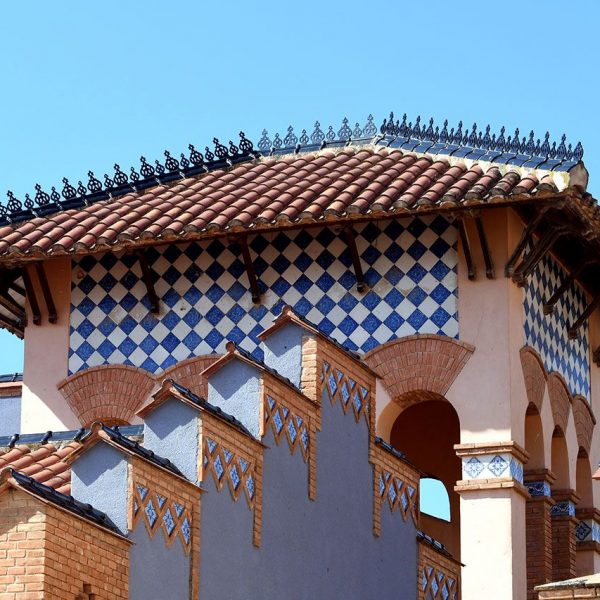 Tortosa.- Museu de Tortosa instal·lat a l’antic escorxador – Torre rectangular d’un extrem de l’edifici principal cobert amb teulada a quatre vessants (7/2012