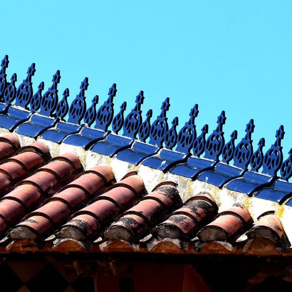 Tortosa.- Museu de Tortosa instal·lat a l’antic escorxador – Teulada de la torre coberta amb teula àrab decorada amb crestons de ceràmica vidriada (7/2022)