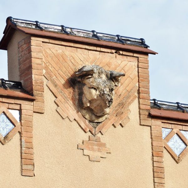 Tortosa.- Museu de Tortosa instal·lat a l’antic escorxador – Brau que decora el coronament de l’extrem d’un pavelló (7/2012)