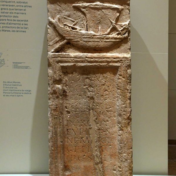Tortosa.- Museu de Tortosa inaugurat l’any 2012 - Estela funerària de la Nau, S. II dC. procedent de Castell de la Suda (7/2022)