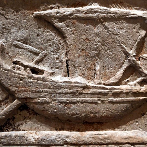 Tortosa.- Museu de Tortosa inaugurat l’any 2012 - Estela funerària de la Nau, S. II dC. procedent de Castell de la Suda (7/2022)