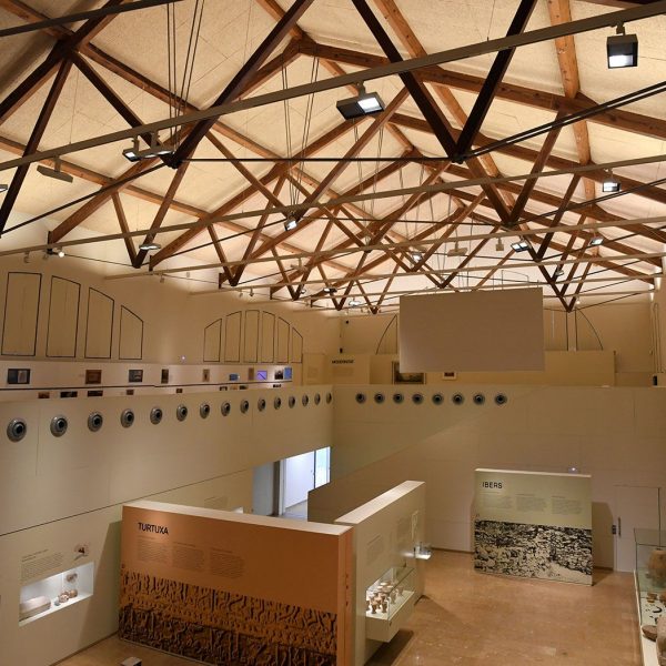 Tortosa.- Museu de Tortosa inaugurat l’any 2012 – Nau vista des de la primera planta coberta a dues vessants sostinguda per un encavallat de fusta (7/2022)