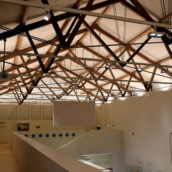 Tortosa.- Museu de Tortosa inaugurat l’any 2012 – Nau vista des de la primera planta coberta a dues vessants sostinguda per un encavallat de fusta (7/2022)