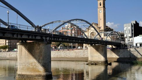 Tortosa.- Pont de l’Estat, S. XX comunica les Ferreries amb Tortosa amb una longitud de 335 Mts. Està construït per bigues de ferro sostingudes per dues pilastres (11/2010)