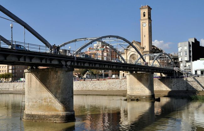 Tortosa.- Pont de l’Estat, S. XX comunica les Ferreries amb Tortosa amb una longitud de 335 Mts. Està construït per bigues de ferro sostingudes per dues pilastres (11/2010)