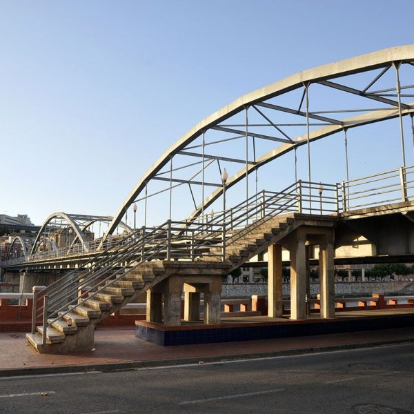 Tortosa.- Pont de l’Estat, S. XX vist des de la riba de Les Ferreries per on passa elevat sobre el nivell el carrer reforçat per una gran arcada de ferro (7/2012)