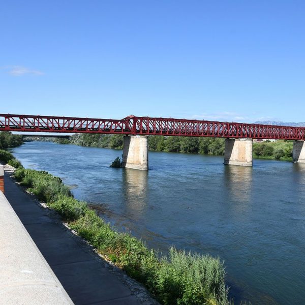 Tortosa.- Pont del Ferrocarril, S. XX de 224 metres de longitud de l’antiga línia València a Tarragona que va finalitzant el seu servei l’any 1996 (7/2022)
