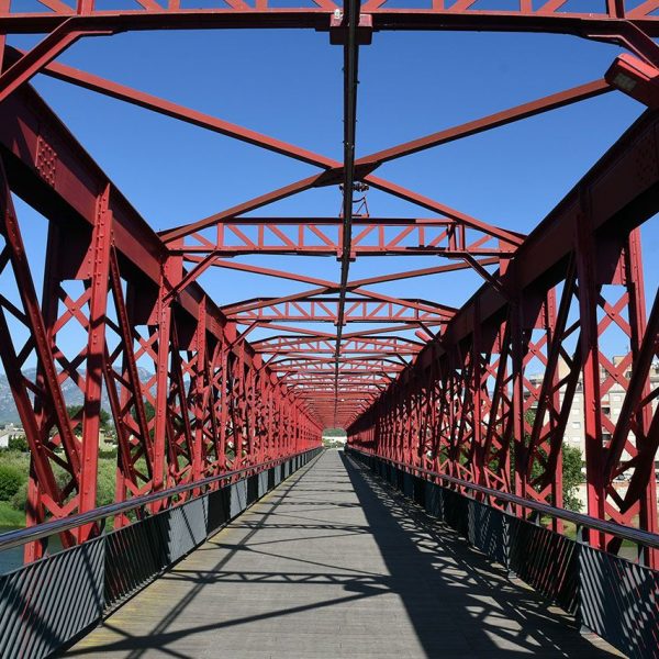Tortosa.- Pont del Ferrocarril, S. XX de la línia València Tarragona que va tenir servei fins l’any 1996 rehabilitant-se posteriorment com viaducte per vianants (7/2022)