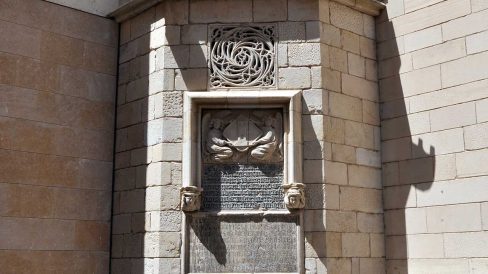 Tortosa.- Font gòtica del S. XIV al costat del Palau Oliver. Té forma de torre de defensa emplaçada originàriament a la Plaça d'Agustí Querol (7/2012)