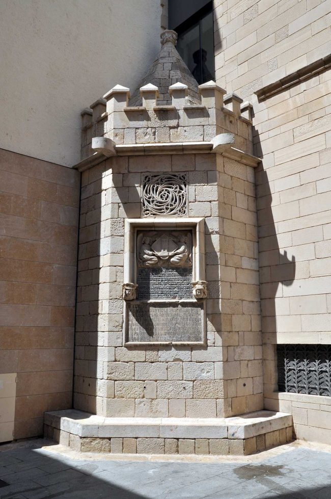Tortosa.- Font gòtica del S. XIV al costat del Palau Oliver. Té forma de torre de defensa emplaçada originàriament a la Plaça d'Agustí Querol (7/2012)