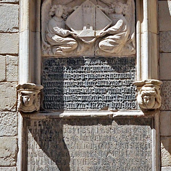 Tortosa.- Font gòtica del S. XIV al costat del Palau Oliver – Làpida commemorativa de la portada d’aigües l’any 1601 (7/2012)